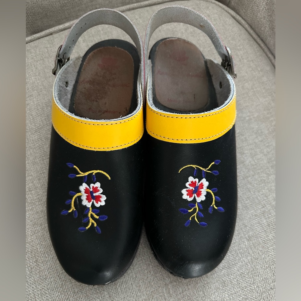 Hanna Anderson Black Leather Clogs